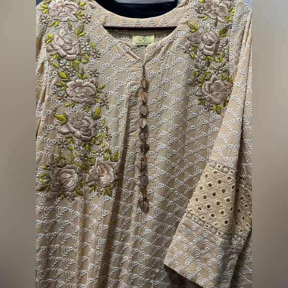 Beautiful ANSAB JAHANGIR Embroidered Kurta. - Picture 2 of 3